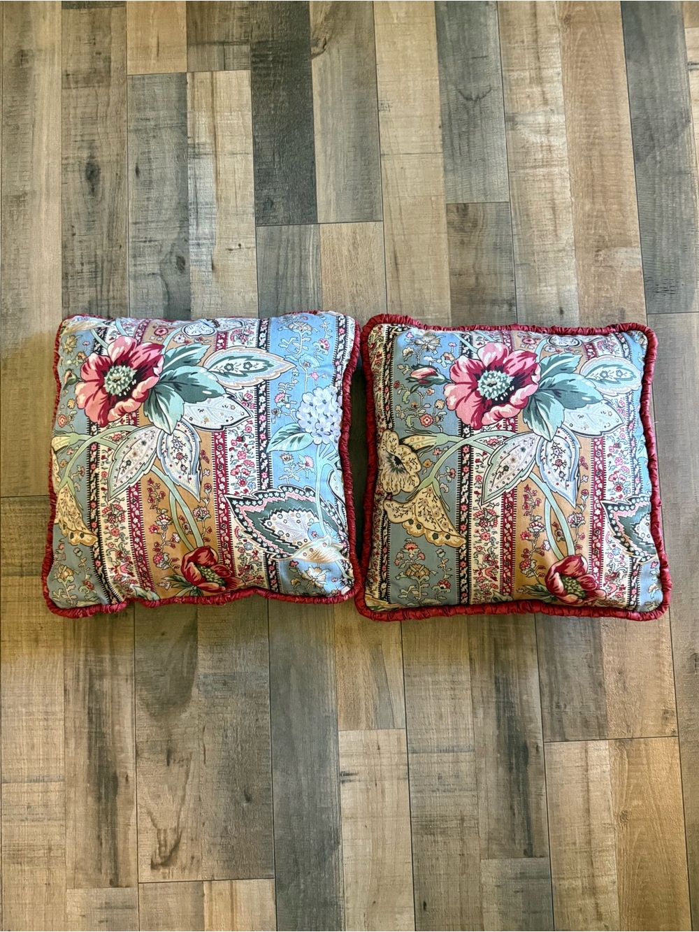 Grandmacore 90โs vintage Set of 2 Floral Throw Pillows.